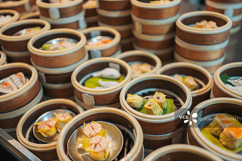 一篮篮精美的点心，包括中国饺子，以及泰国曼谷的亚洲街头小吃图片素材