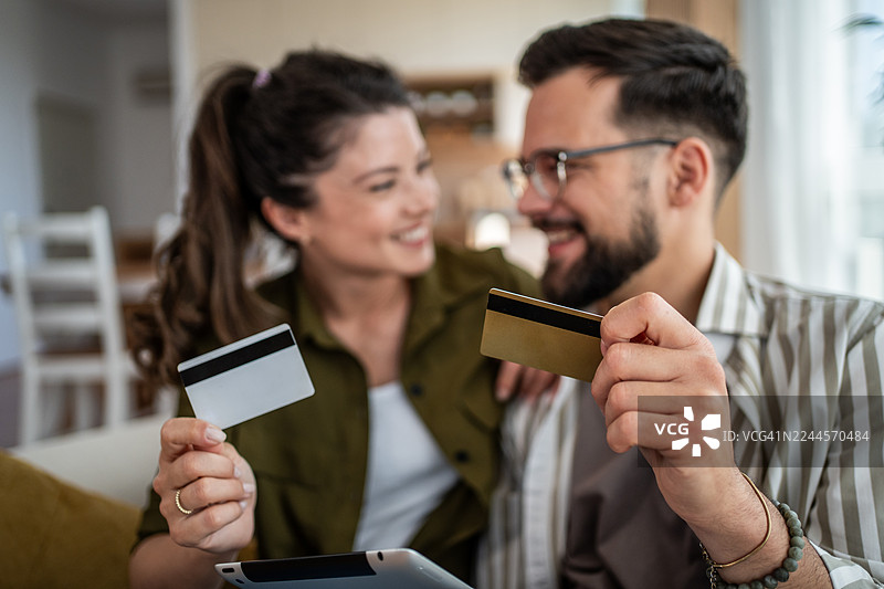 情侣在网上购物时比较信用卡图片素材