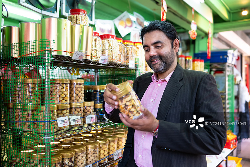 一位锡克教商人发现美味饼干的惊喜瞬间图片素材