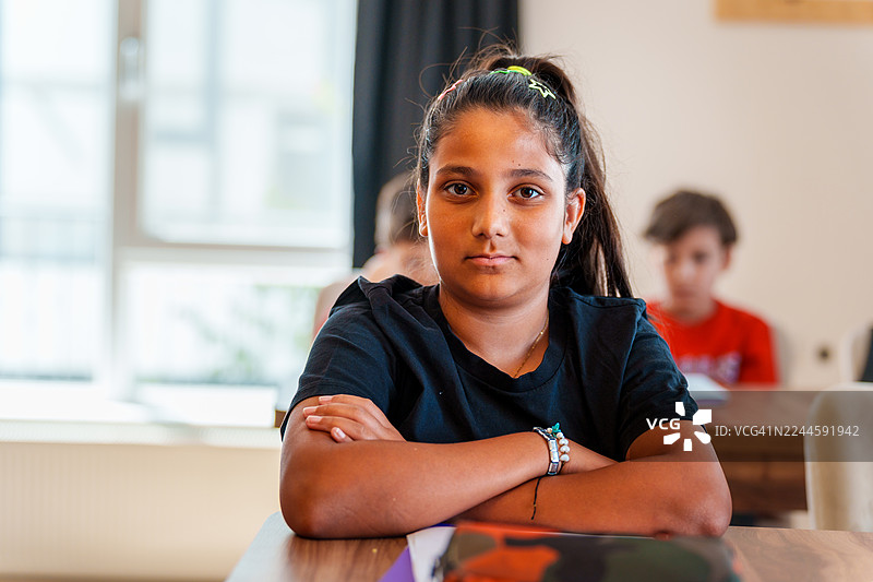 快乐的学生在教室里自信地微笑图片素材