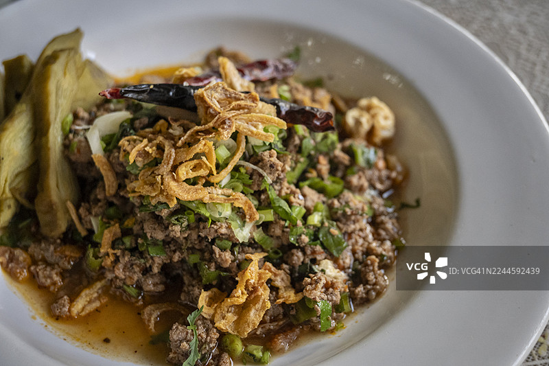 泰北香辣肉碎沙拉（Larb Moo Kua）是一种泰北风味的辣肉碎沙拉，用香草、辣椒和烤米干炒而成，香气浓郁。图片素材