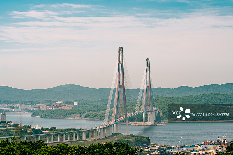 俄罗斯岛大桥横跨符拉迪沃斯托克海湾图片素材