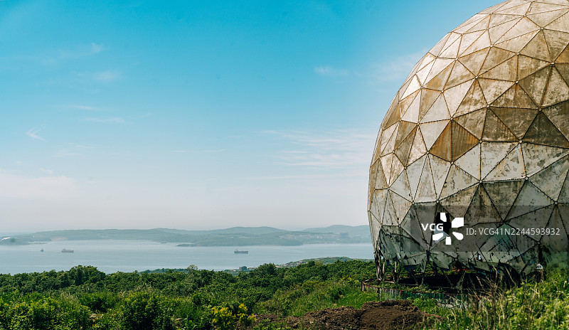 俄罗斯岛符拉迪沃斯托克，广阔的海洋景观上废弃的苏联雷达罩图片素材