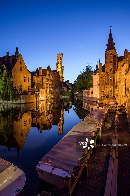 比利时布鲁日玫瑰花结码头蓝色时光倒影图片素材