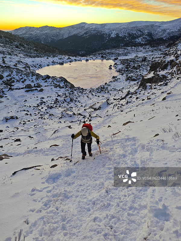 女登山者开始攀登积雪覆盖的山峰图片素材