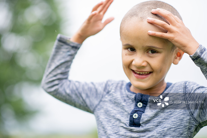 剃着平头的快乐小男孩在户外玩耍图片素材