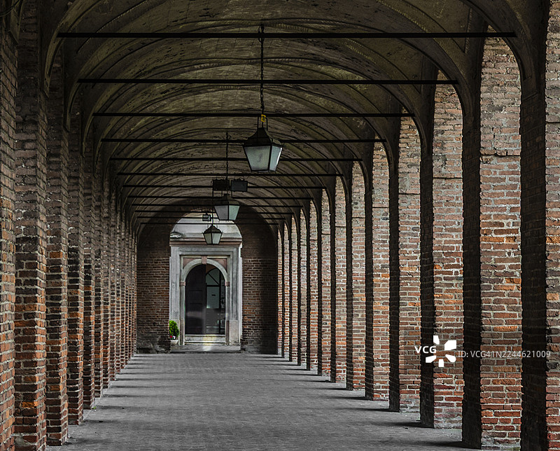 萨宾尼塔镇广场的拱廊，由砖砌拱形结构构成，为老文艺复兴城市曼图亚的行人遮风挡雨，创造出有趣的透视效果。图片素材