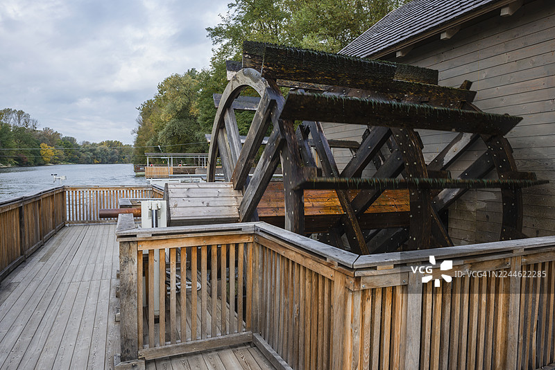 斯洛文尼亚穆拉河上的水磨坊图片素材