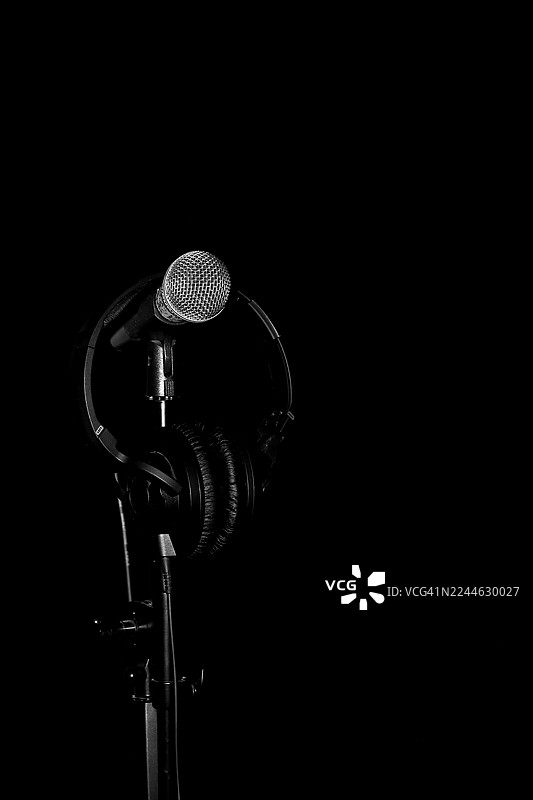 录音室麦克风和耳机图片素材