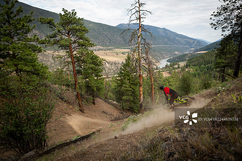 男山地车手在尘土飞扬中过弯图片素材