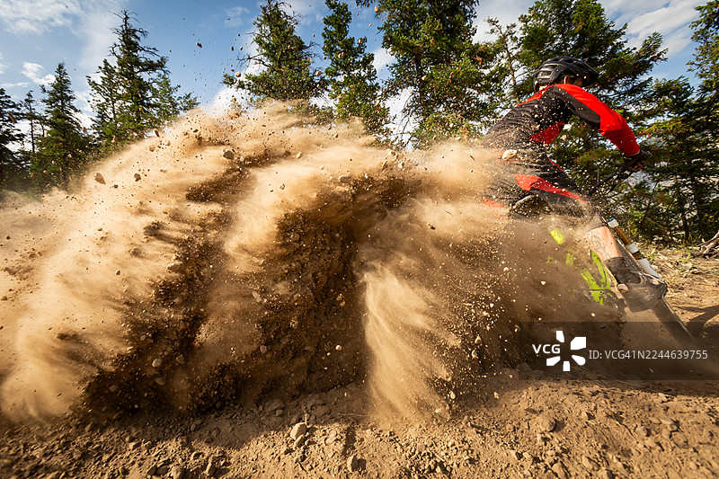 男山地车手在尘土飞扬中过弯图片素材