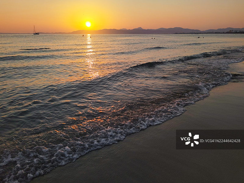 日落时的帕尔马海滩 - 帕尔马-马略卡岛的S'Arenal海滩，西班牙图片素材