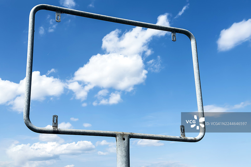 带有蓝色多云天空的道路标志金属框架图片素材