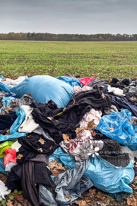 非法倾倒垃圾于大自然图片素材