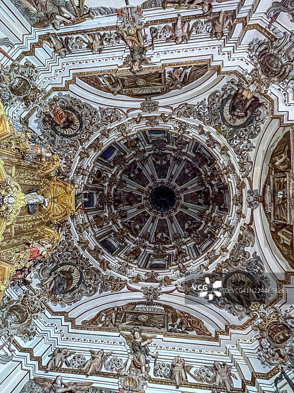西班牙纳瓦拉自治区图德拉市图德拉大教堂的巴洛克风格穹顶内部图片素材