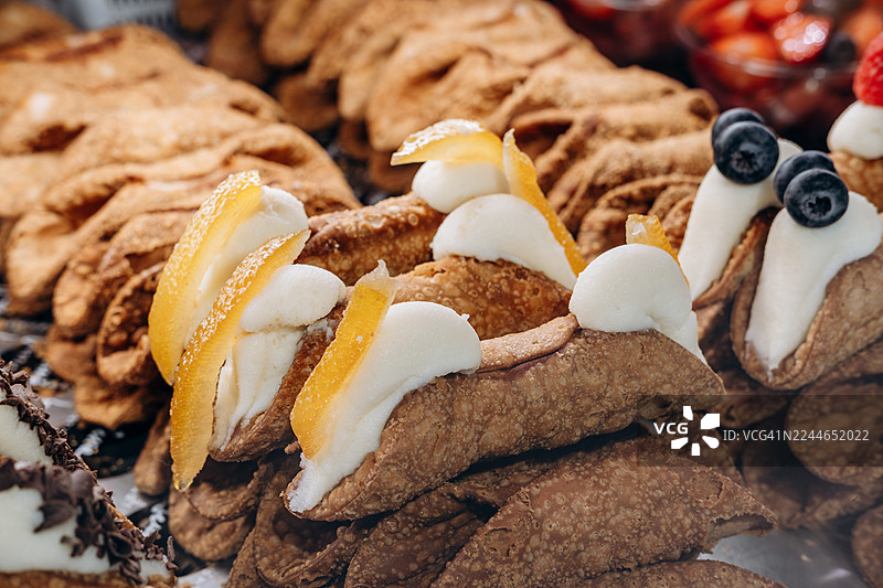 西西里传统甜点卡诺里（Cannoli siciliano），内含瑞可塔奶酪奶油图片素材