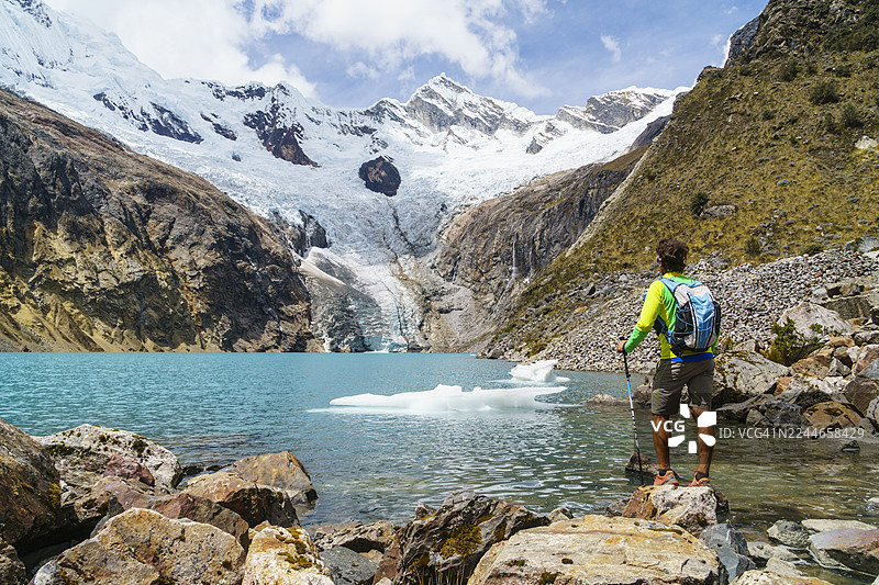 探险家在阿尔瓦伊科查湖岸边图片素材