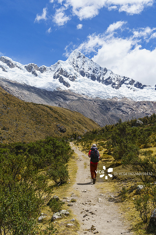 登山者在山路上走向阿尔帕马约峰图片素材