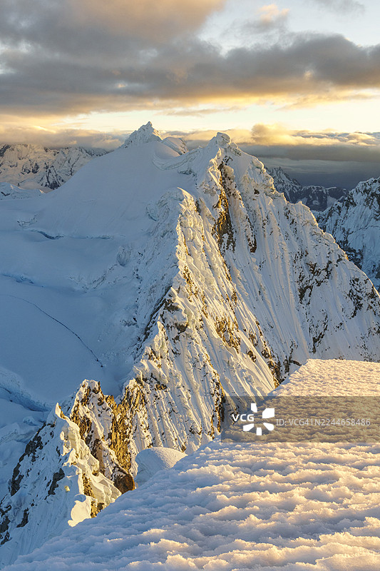 日出天空下的雪山皮斯科峰图片素材