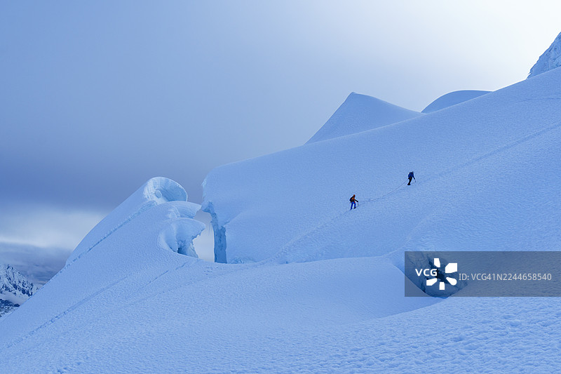 绳索攀登者正在攀登白雪皑皑的皮斯科峰图片素材