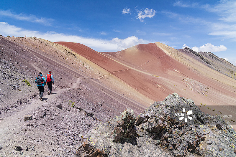 女性在彩虹山（Vinicunca）徒步图片素材