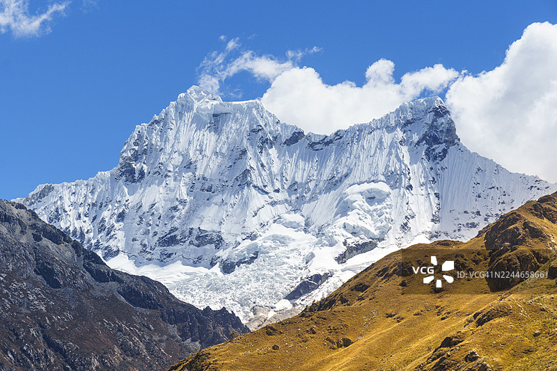 秘鲁，雪覆盖的查克拉拉胡山图片素材