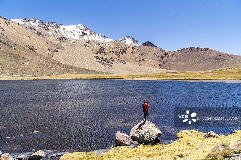 徒步者从泻湖眺望萨哈马峰图片素材
