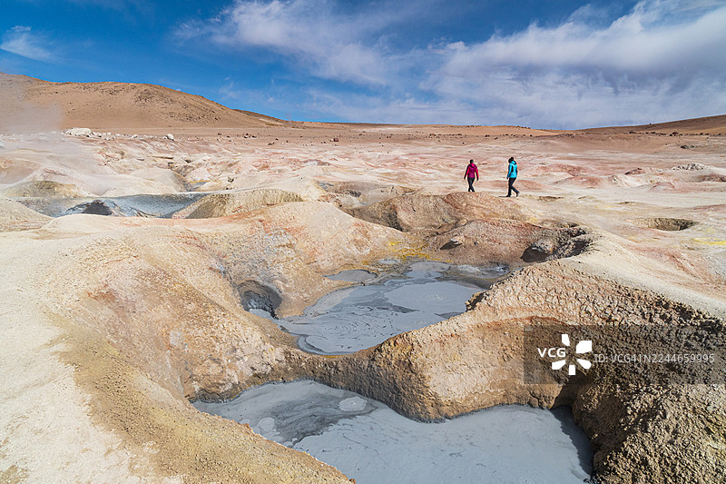 玻利维亚马ñana之日太阳谷间歇泉的徒步旅行者图片素材