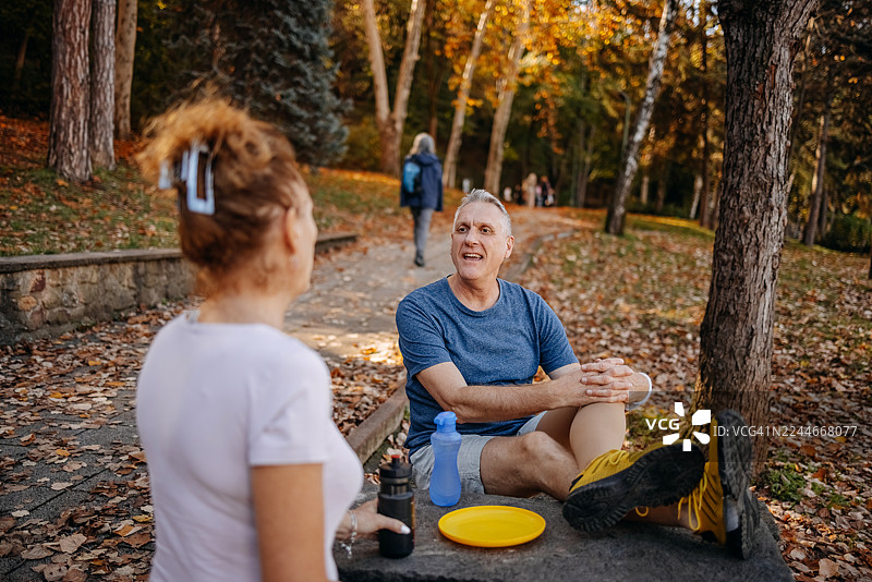 五十多岁的人们过着健康的生活，在户外进行体育活动图片素材