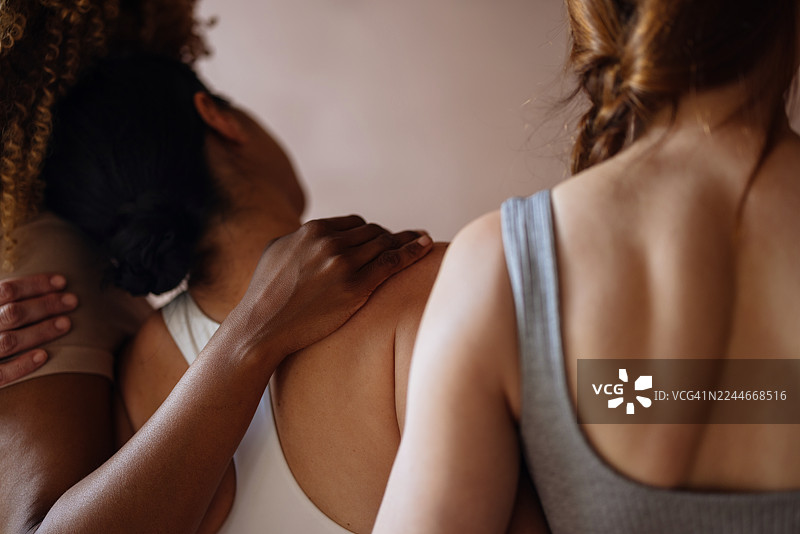 一群朋友互相搭着肩膀，在温暖的氛围中感受着彼此的连结。图片素材