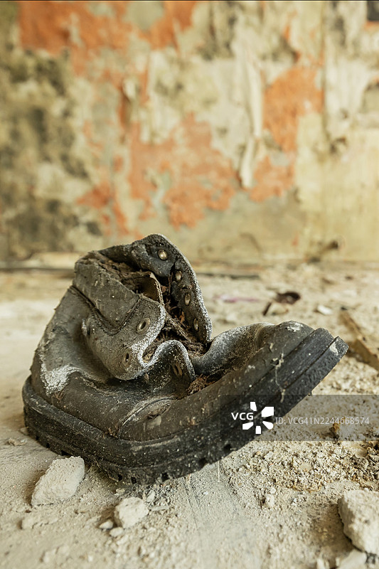 废弃建筑里的旧鞋图片素材