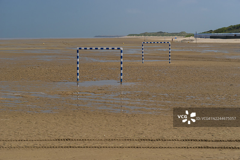法国格拉夫利讷海滩上的条纹足球门柱图片素材