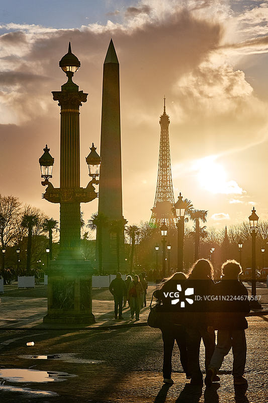 日落时分，人们漫步在巴黎的协和广场。法国巴黎图片素材