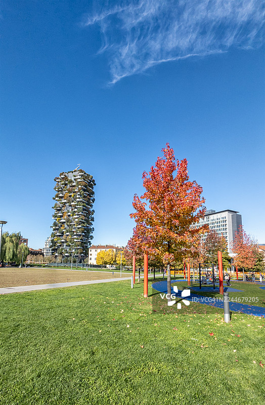 米兰的秋色——新门与树木图书馆公园图片素材