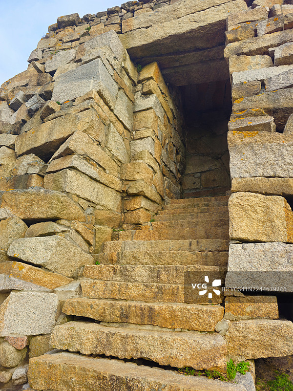 通往海边的台阶，从拉兰扎达隐修院（萨尔辛内奥）出发。图片素材