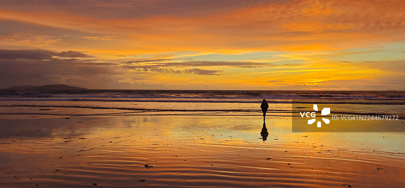 用智能手机拍摄的海滩日落照片图片素材