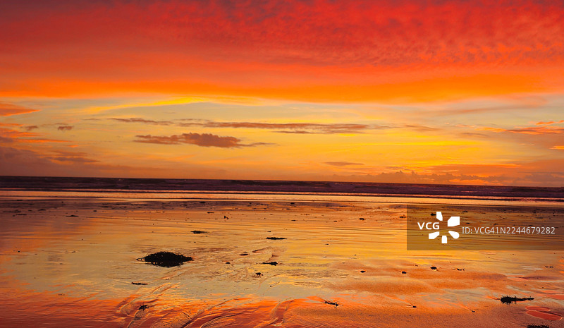 用智能手机拍摄的沙滩日落照片图片素材