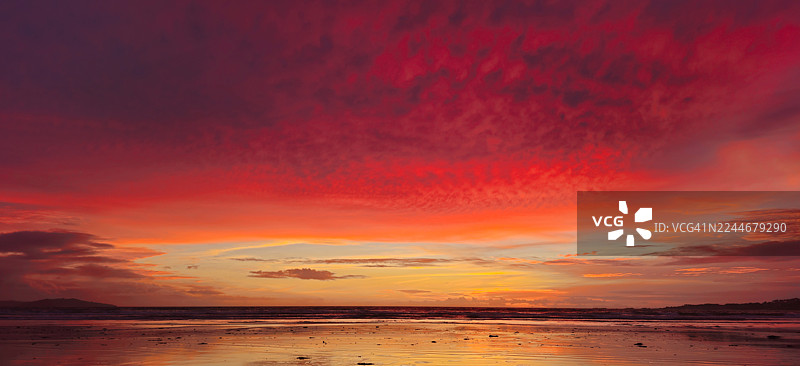 用智能手机拍摄的沙滩日落照片图片素材