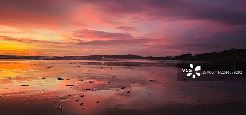 用智能手机在海滩拍摄的日落照片图片素材