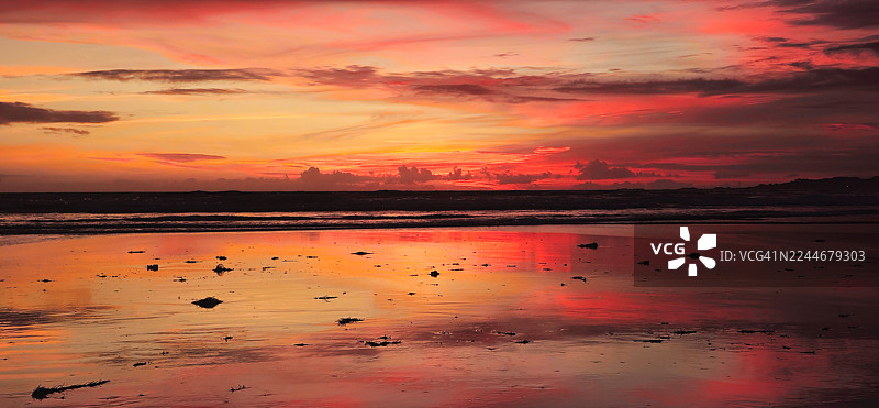 用智能手机拍摄的沙滩日落照片。图片素材
