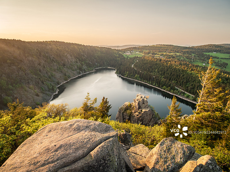 日落时分,孚日山脉著名自然地标白湖(Lac Blanc)及其周边山脊的绝美景色,包含罗歇汉斯(Rocher Hans)攀岩石和针叶林,位于法国阿尔萨斯省上莱茵县的奥尔贝。图片素材
