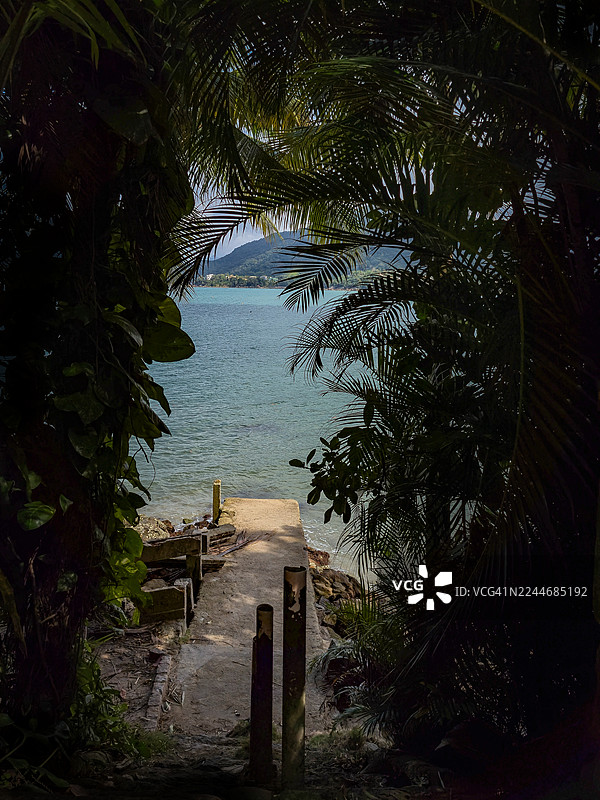 通往美丽之地的入口。图片素材