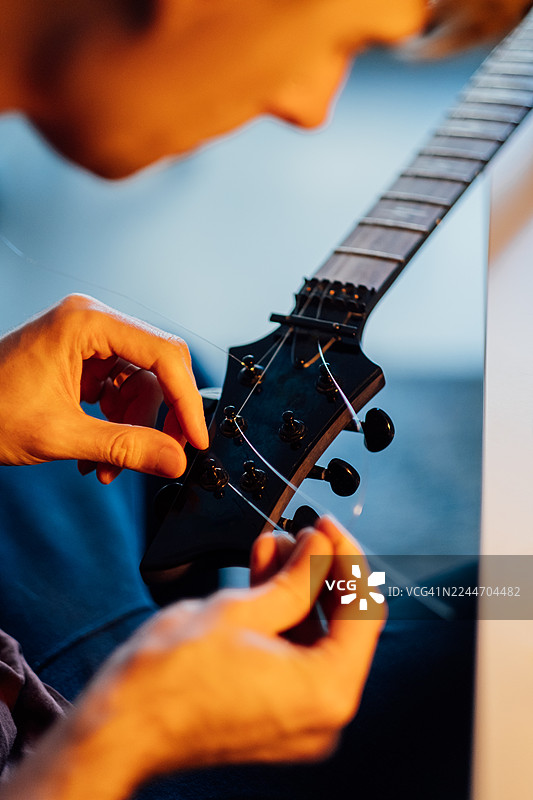 特写：音乐家正在调试电吉他琴头图片素材