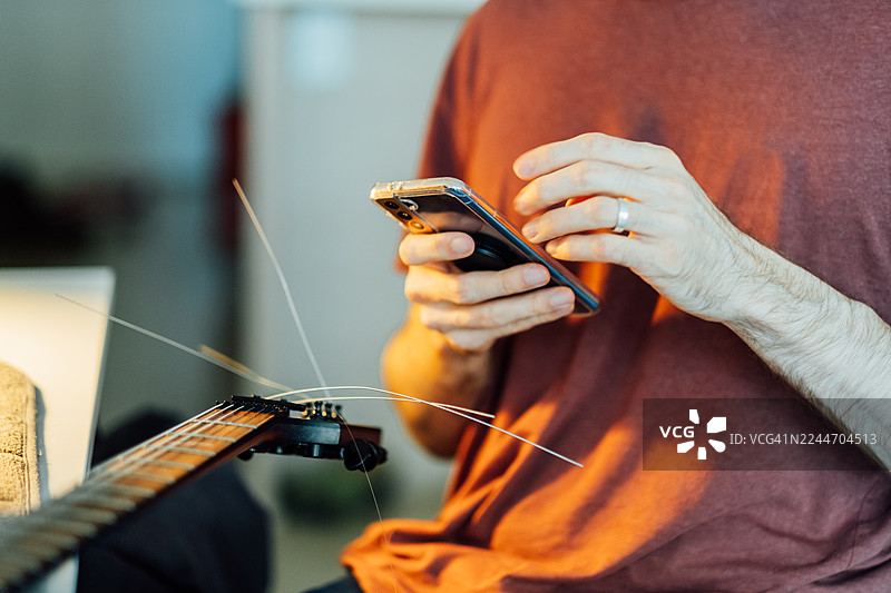 使用手机调音App为电吉他调音图片素材