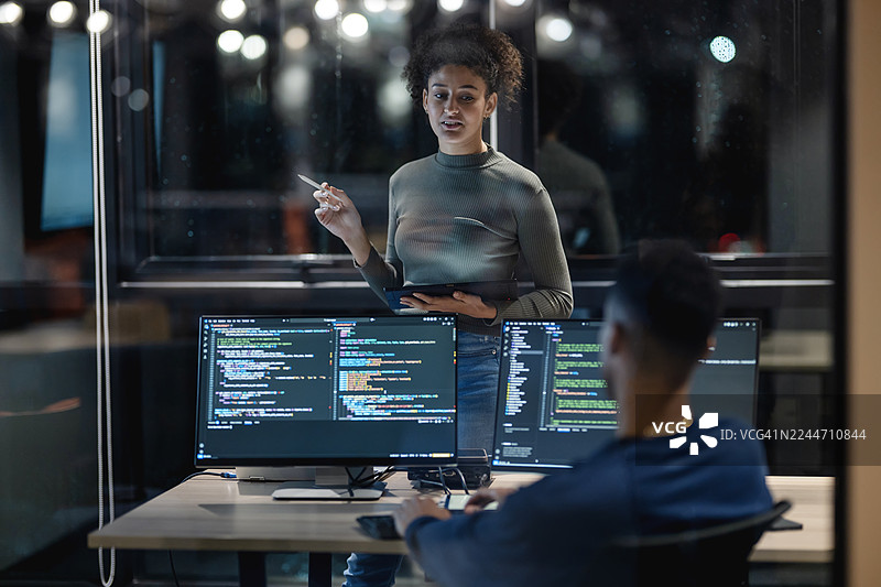 软件开发中的性能测试有助于识别高负载条件下可能出现的潜在问题，例如错误率增加或响应时间变慢。这确保了系统在生产环境中部署时保持可靠和稳定。图片素材