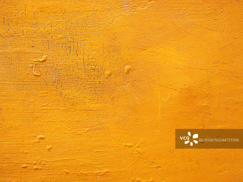 黄色油漆和做旧处理的混凝土墙。粗糙的纹理。比利时布鲁塞尔。图片素材