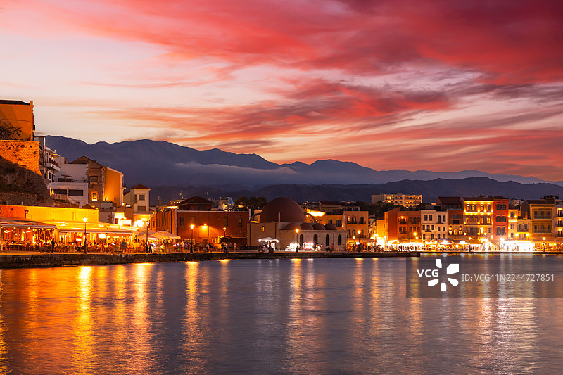 日落时分克里特岛哈尼亚老城的景色图片素材