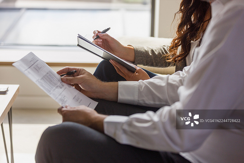 同事们正在阅读财务文件图片素材