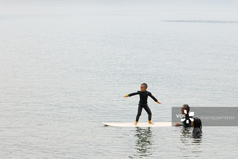 男孩练习冲浪图片素材