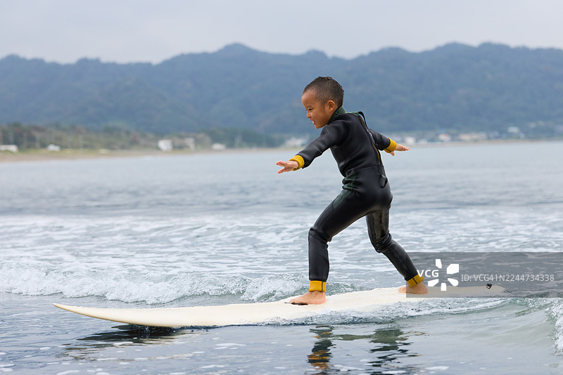 男孩练习冲浪图片素材